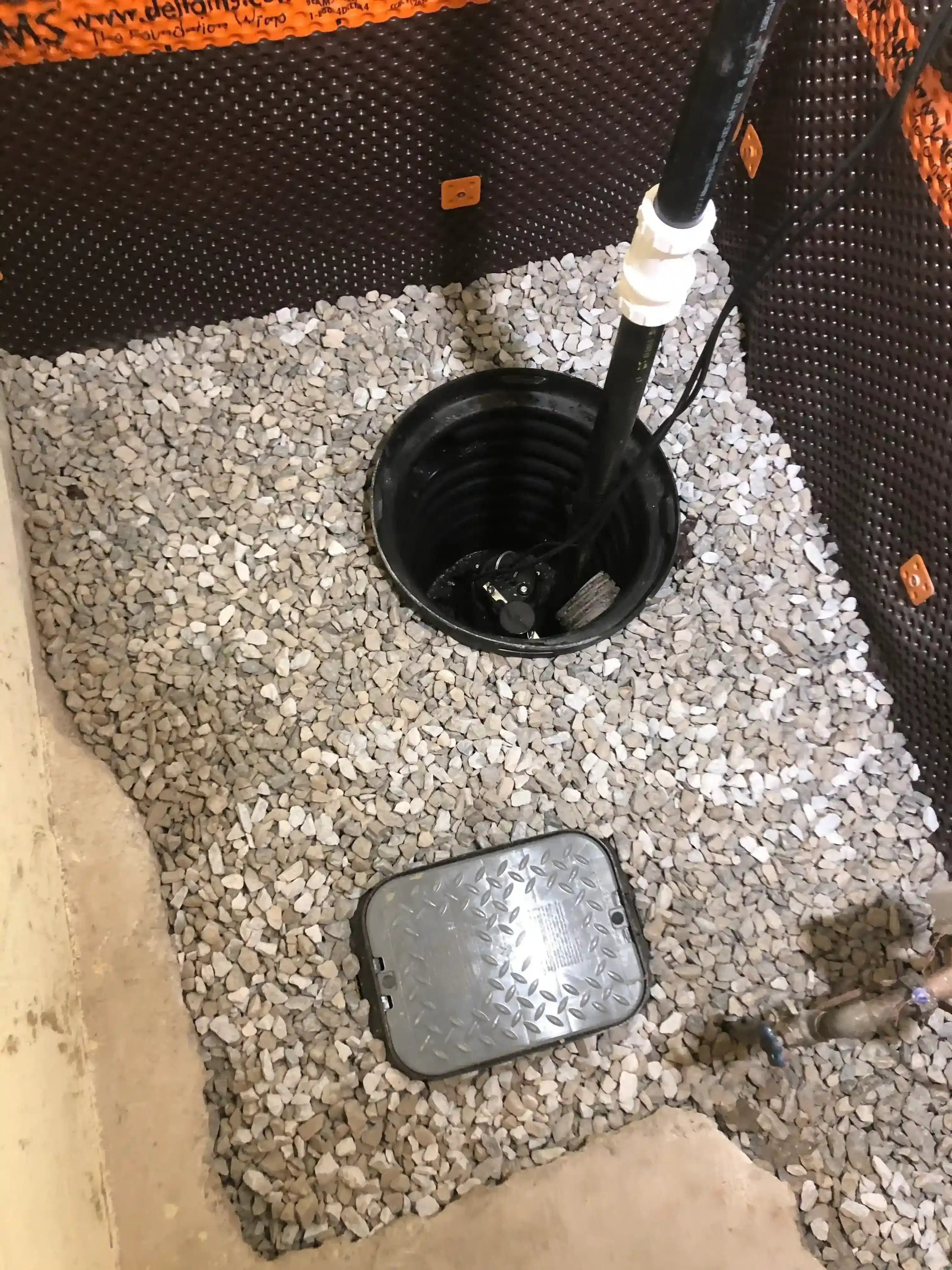 Sump pump with drainage gravel