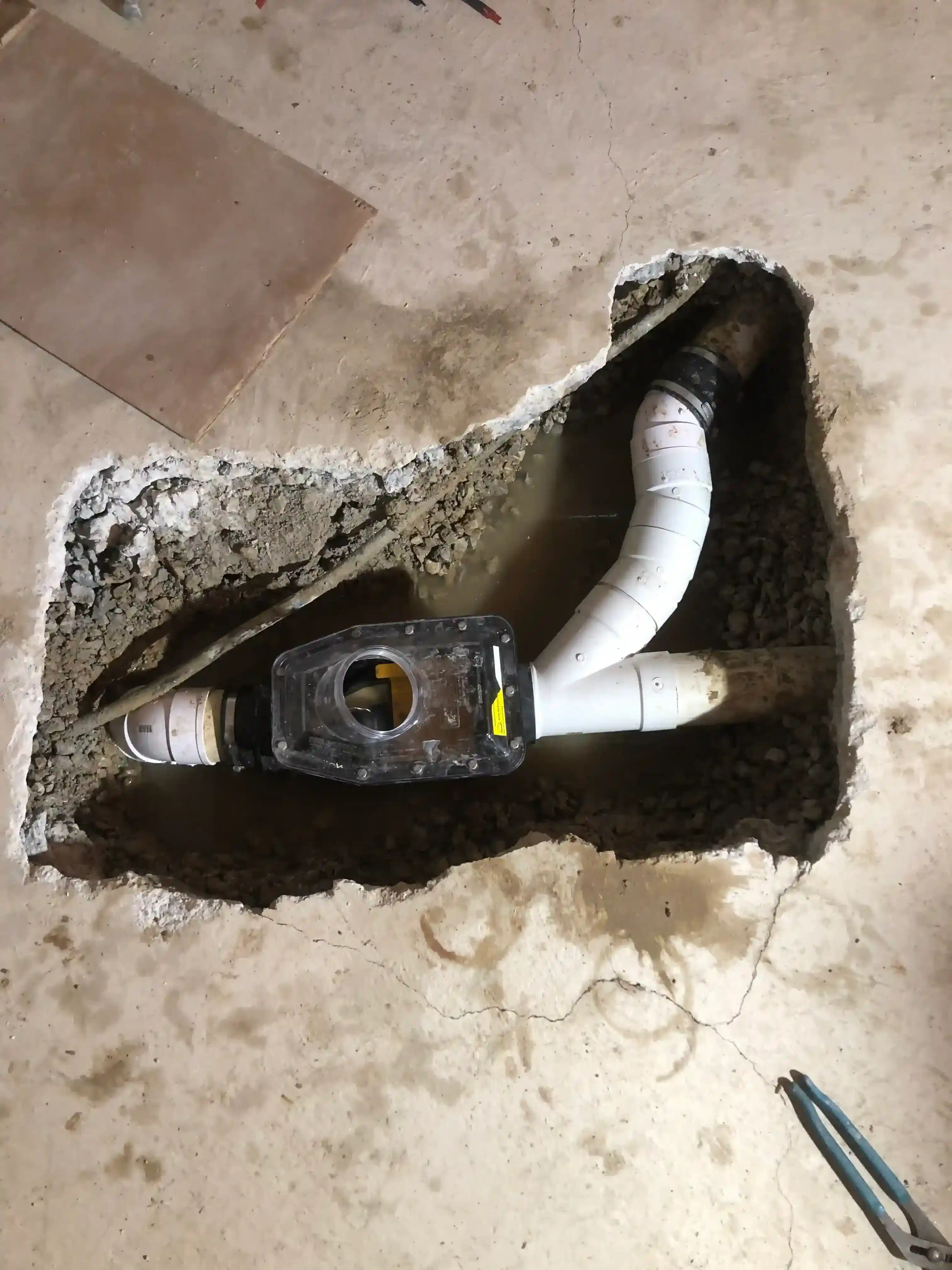 Backwater valve in basement floor