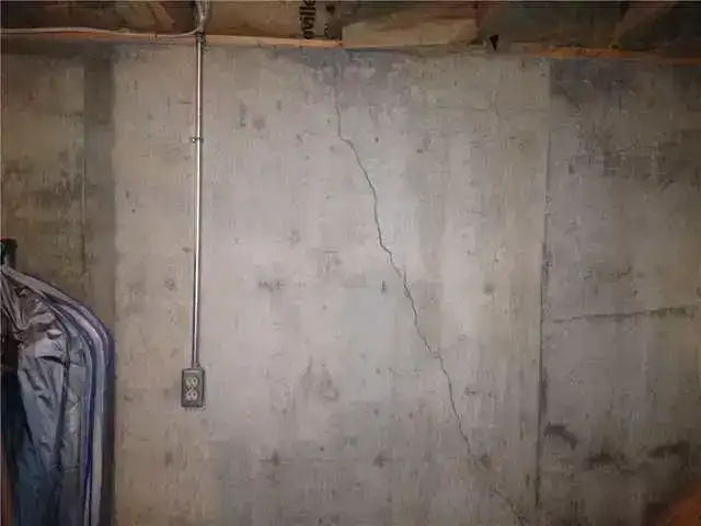 Vertical foundation crack
